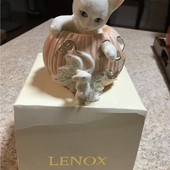 Lenox adorable kitty in pumpkin - Picture 2 of 2